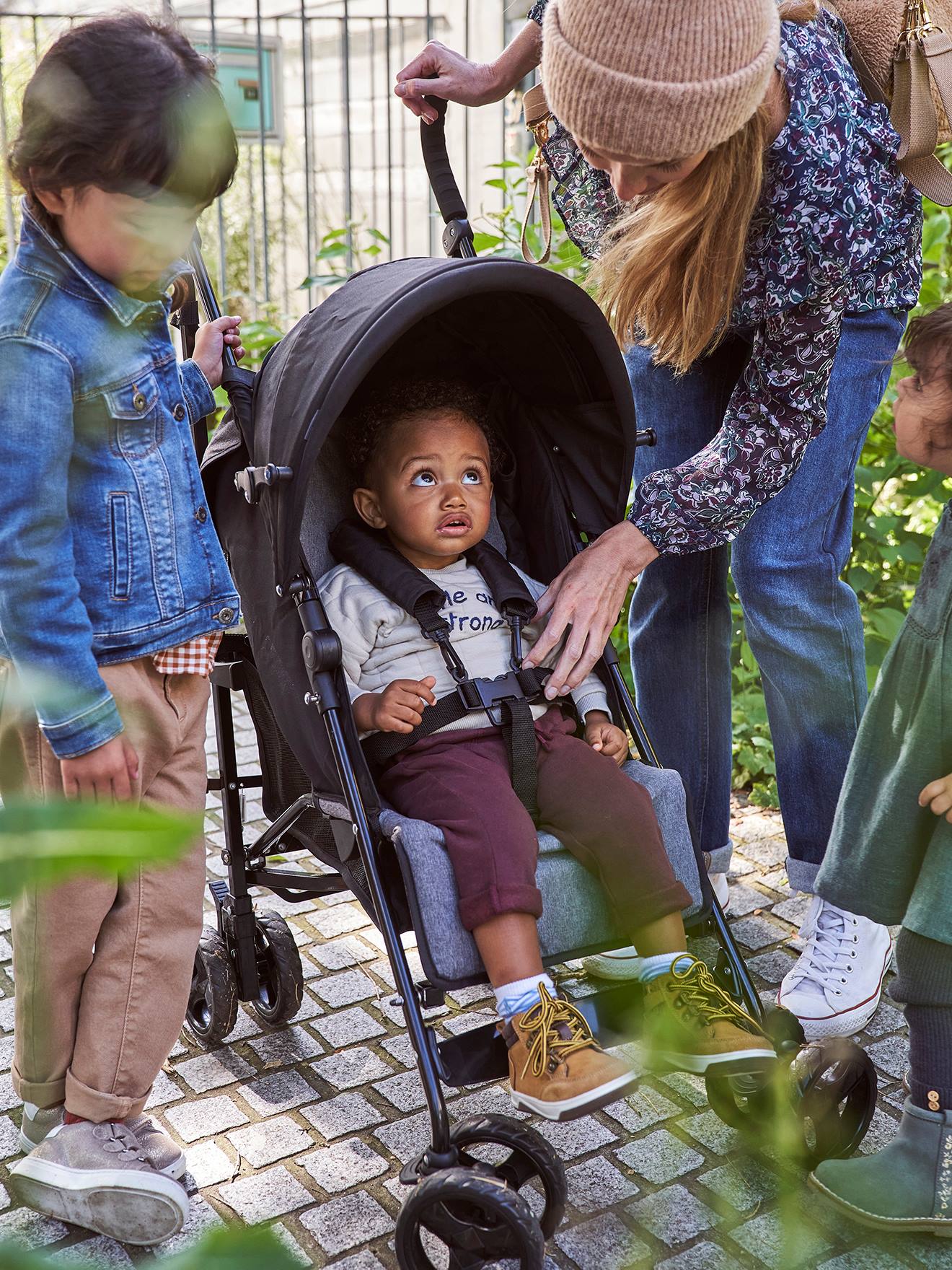 Shoulder strap store for umbrella stroller