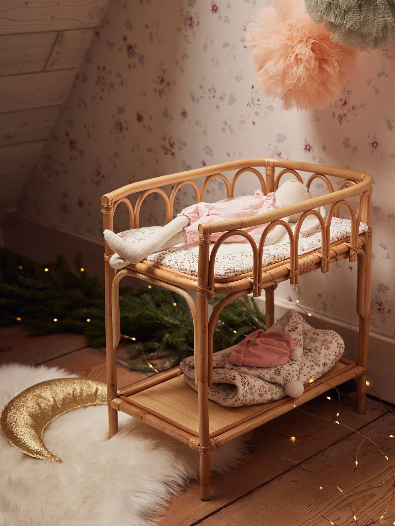 Baby doll bed and changing outlet table