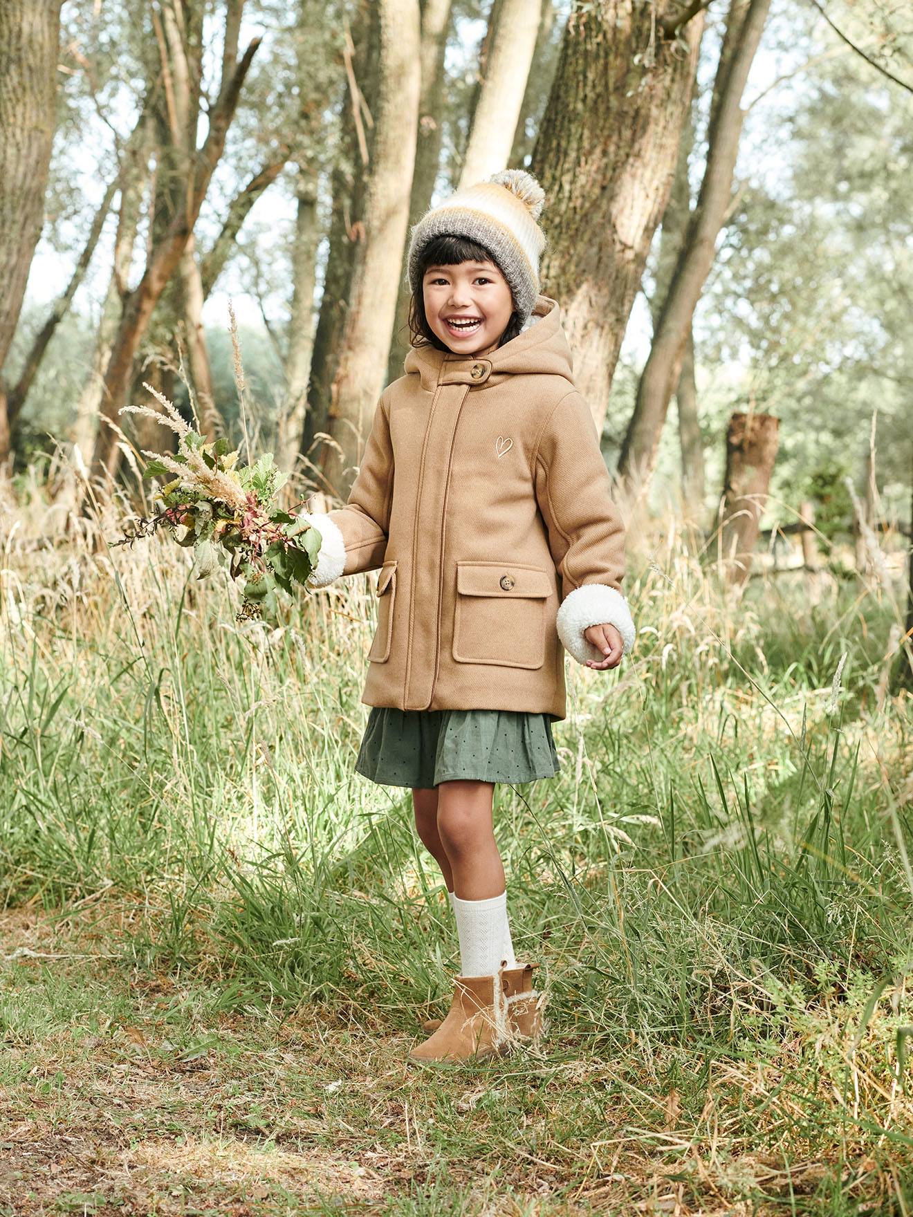 Premium Photo | A young girl, brunette, in sweater, a hat and an green  jacket, against the backdrop of the winter landscape. snow and frost, the  concept of christmas.