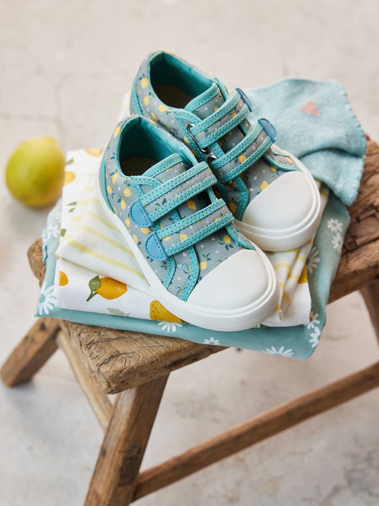 Pale blue outlet canvas shoes